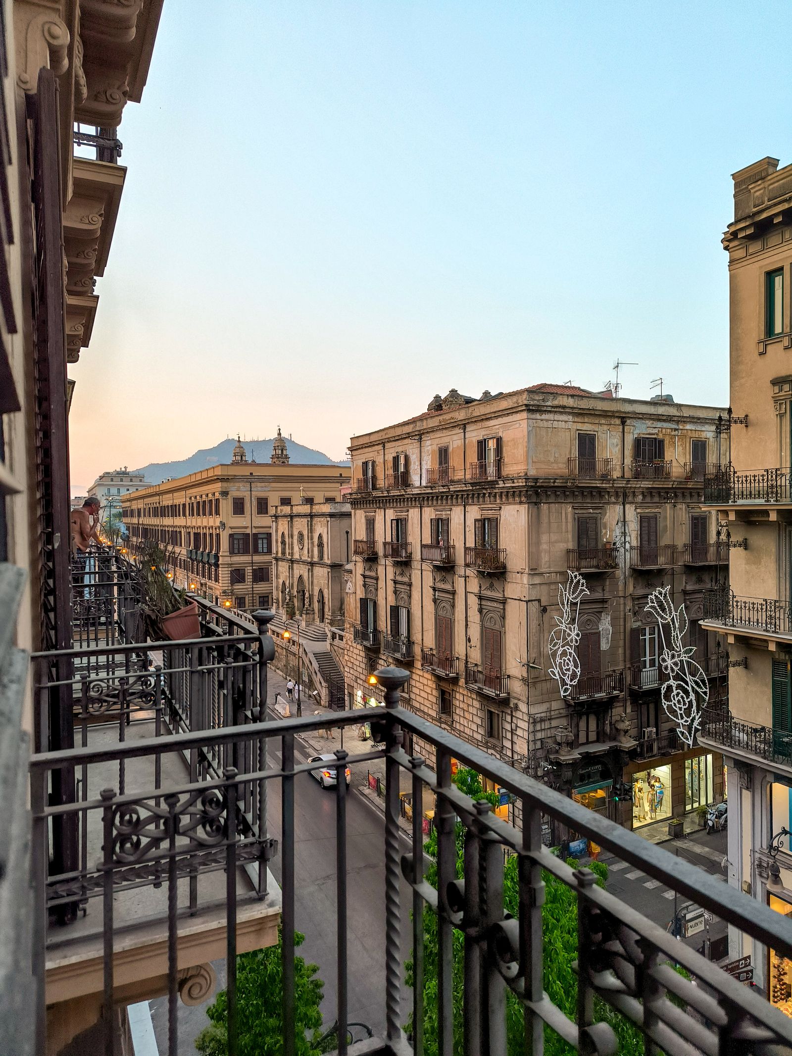 Cazare în Palermo: palate din secolul XIX pe o stradă din centru, văzute de pe un balcon