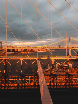 Malerischer Sonnenuntergang & Brücke – Architektur Hintergrundbild