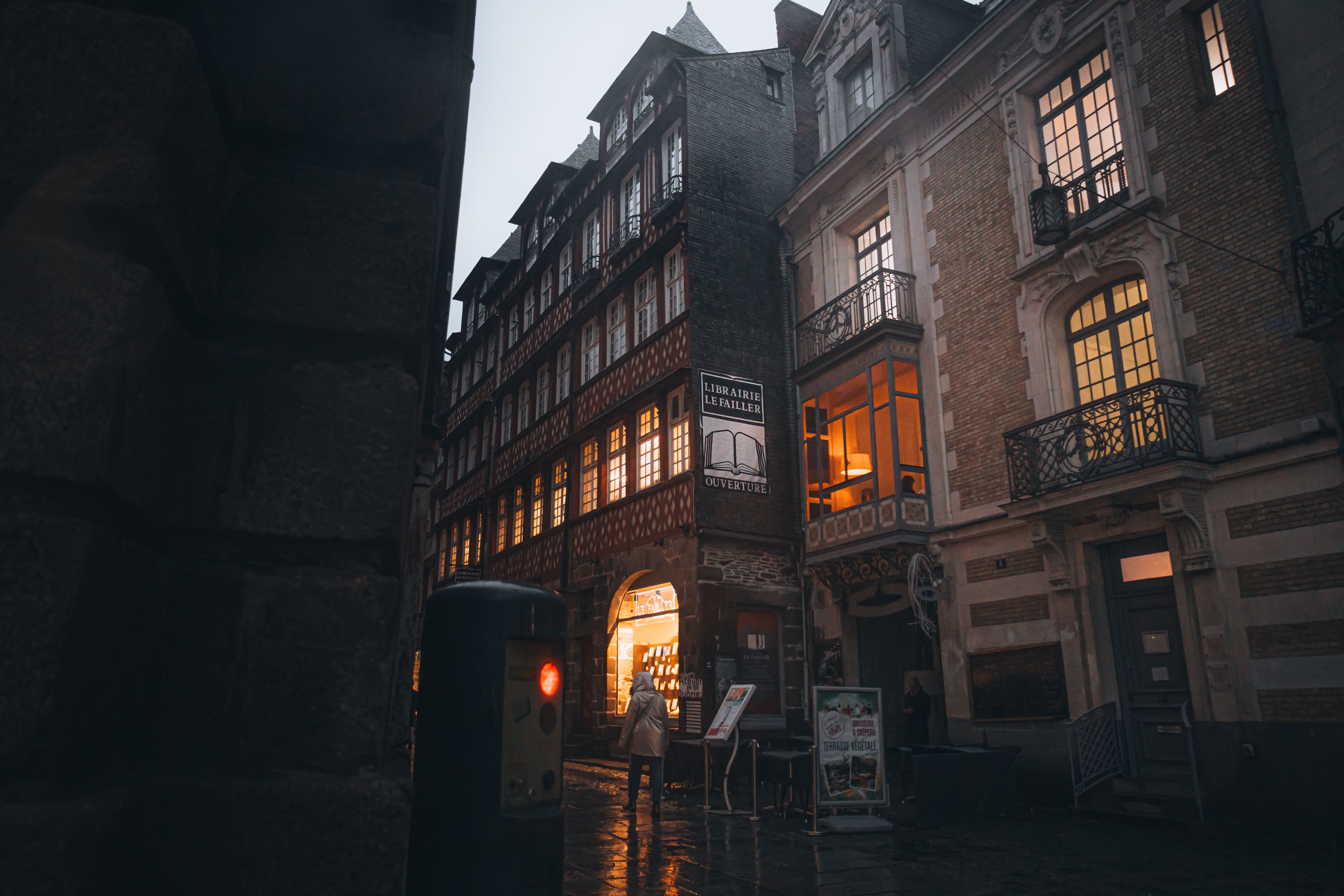 Vue urbaine au crépuscule, à l’image de rennes.