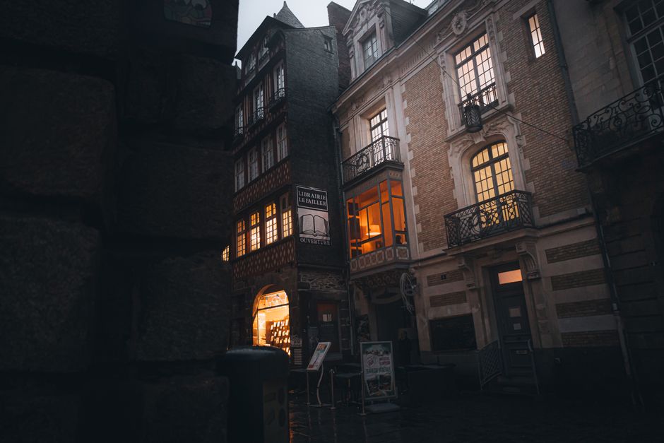 Fotomural Encantadora vista de la histórica calle francesa al crepúsculo, que muestra una arquitectura elegante e iluminada.