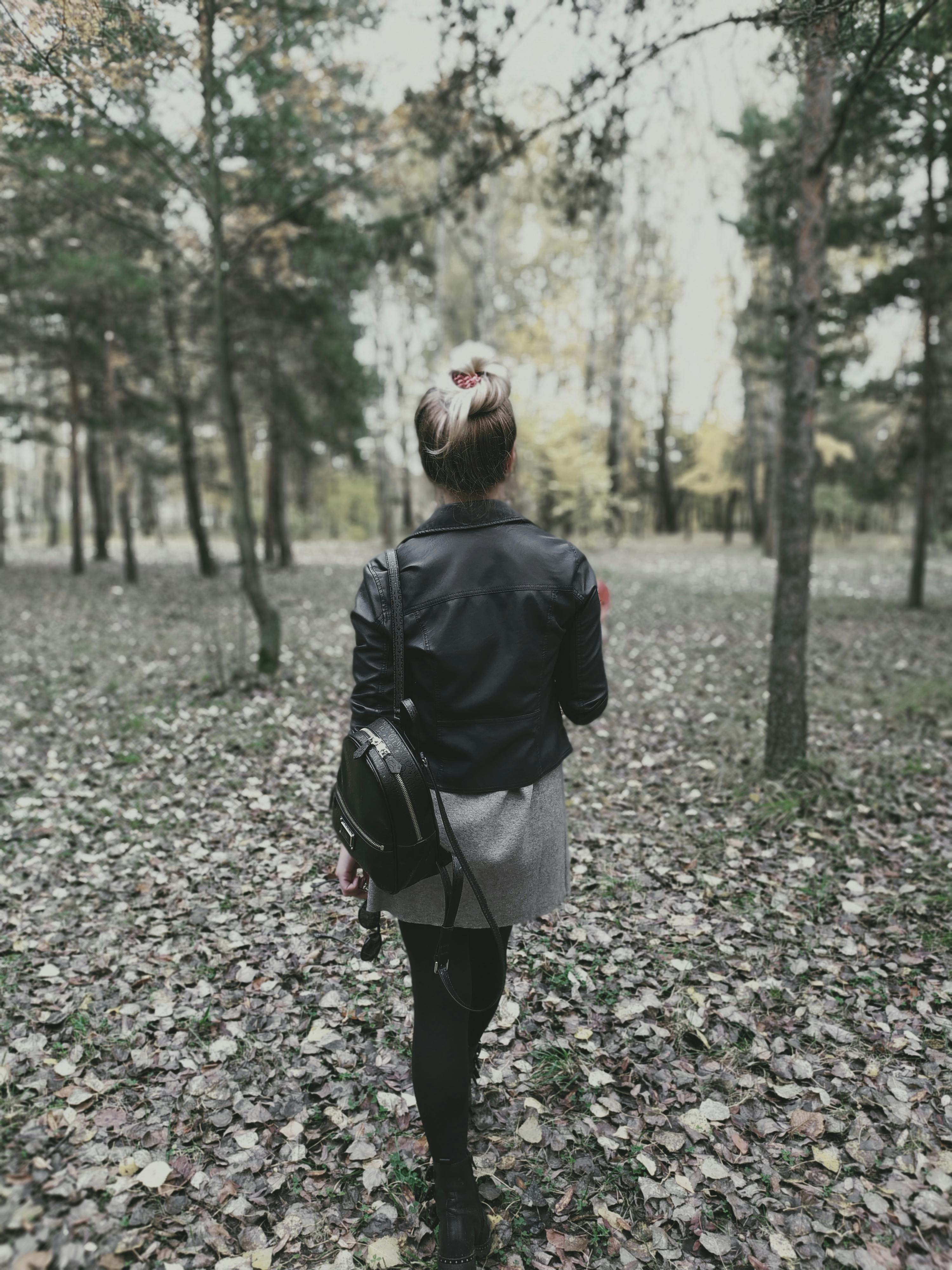 Photo gratuite de arbres, blouson noir en cuir, bois