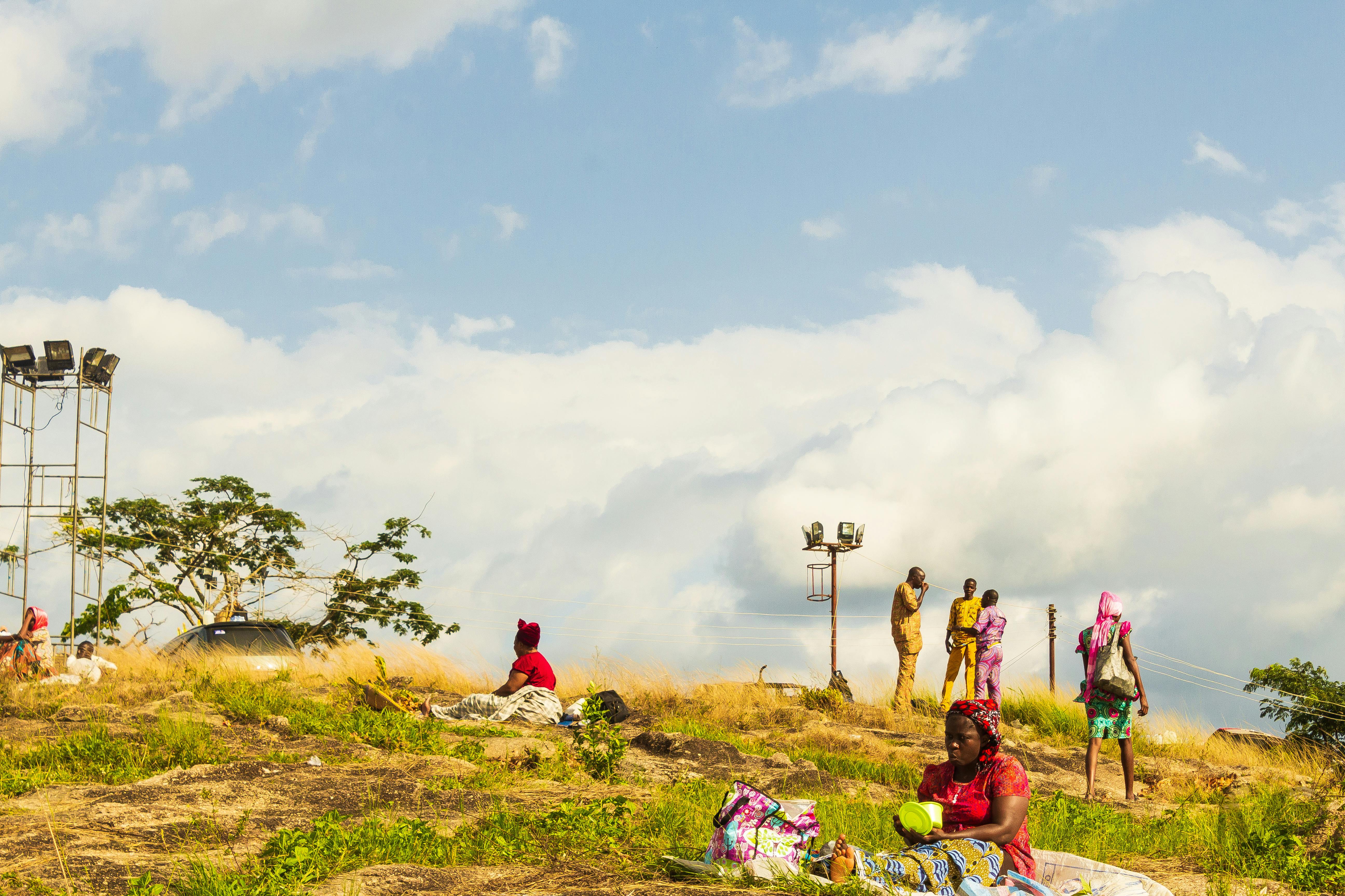 一家人正在户外享受阳光明媚的野餐