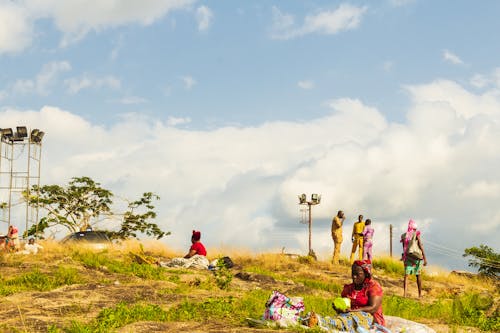 Cloudy-Day Picnics Turn Backyards Into Hill Spots