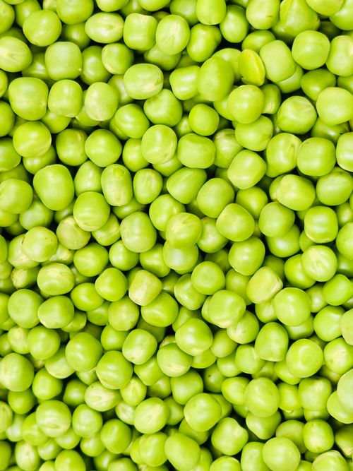 Free A detailed close-up shot of fresh green peas showing their vibrant color and texture. Stock Photo