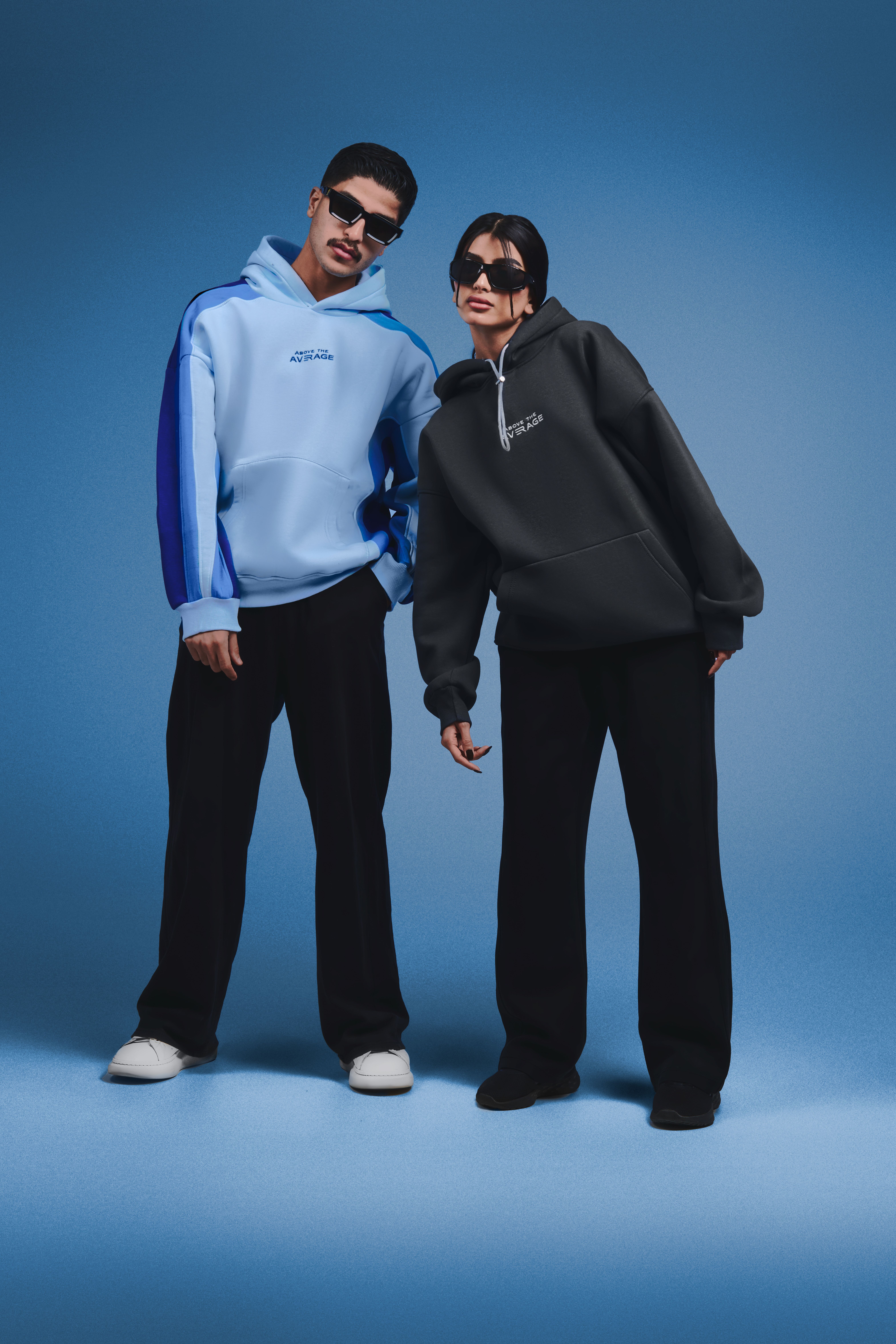 Portrait De Mode Tendance De Deux Mannequins En Sweat à Capuche · Photo ...