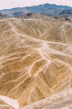 探索干旱景观中独特地质构造和干燥地形所呈现的惊人景色