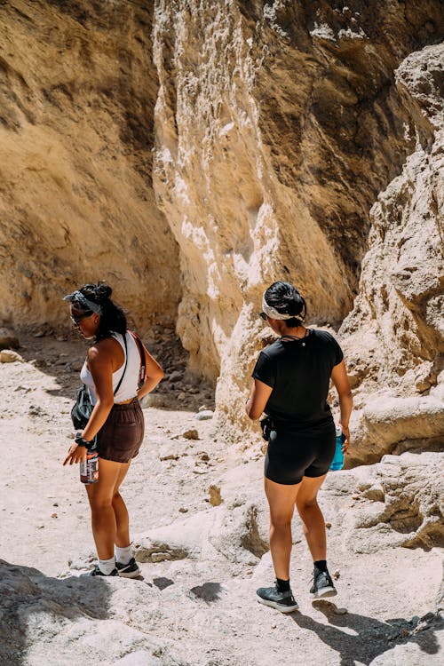 Donne Che Camminano Vicino Alle Rocce