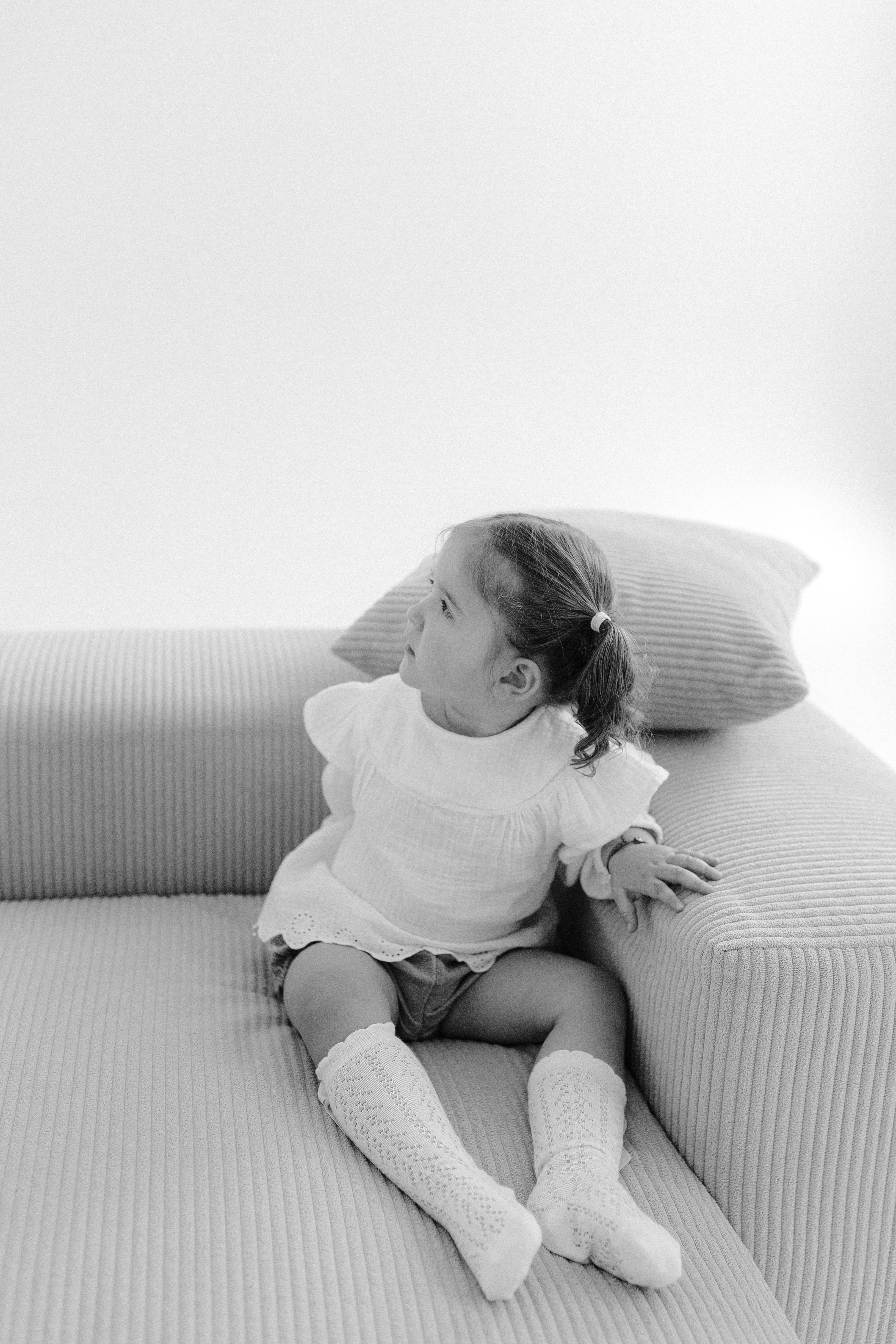Retrato En Blanco Y Negro De Un Niño Pequeño Sentado En Un Sofá · Foto ...