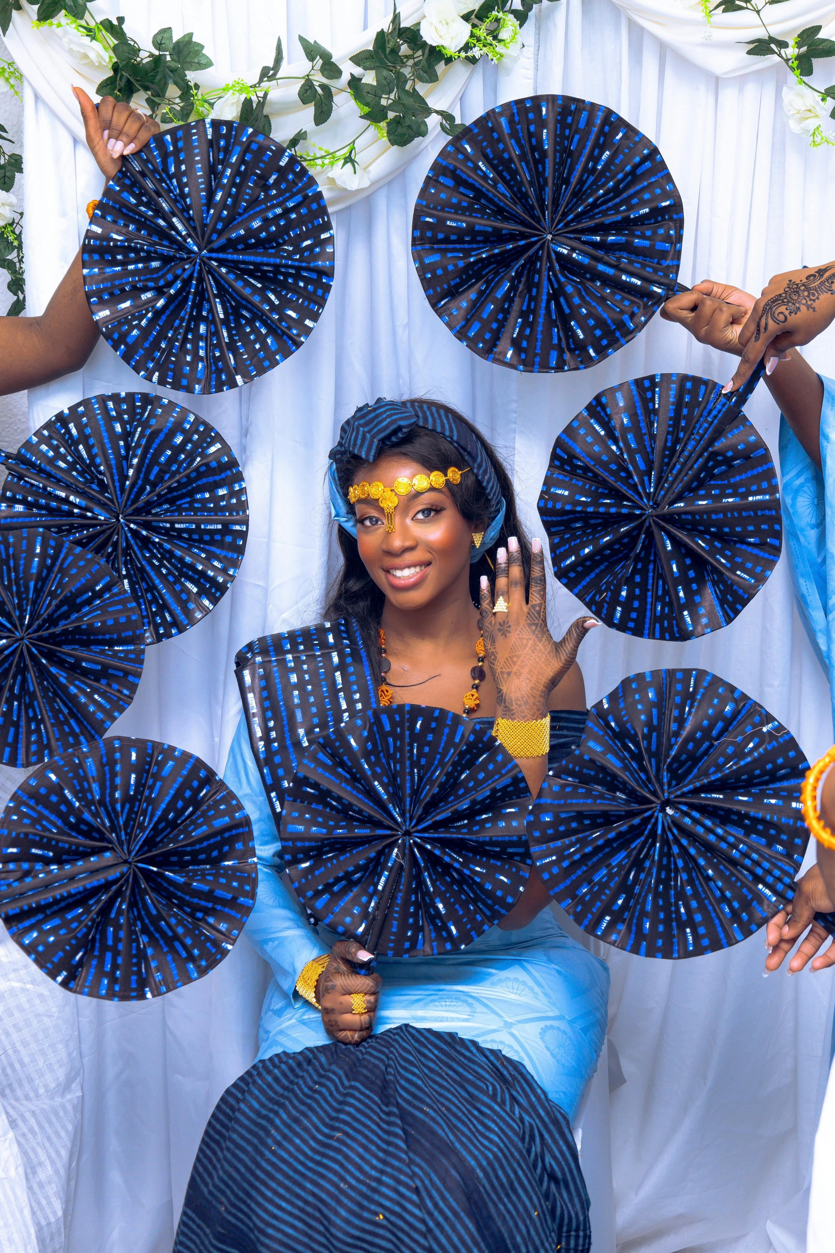 grátis Celebração cultural impressionante com uma mulher em trajes tradicionais e elementos decorativos. Foto profissional