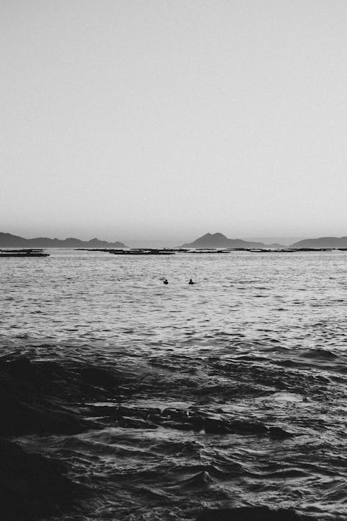 Fotobanka s bezplatnými fotkami na tému čierny a biely, exteriéry, krajina pri mori