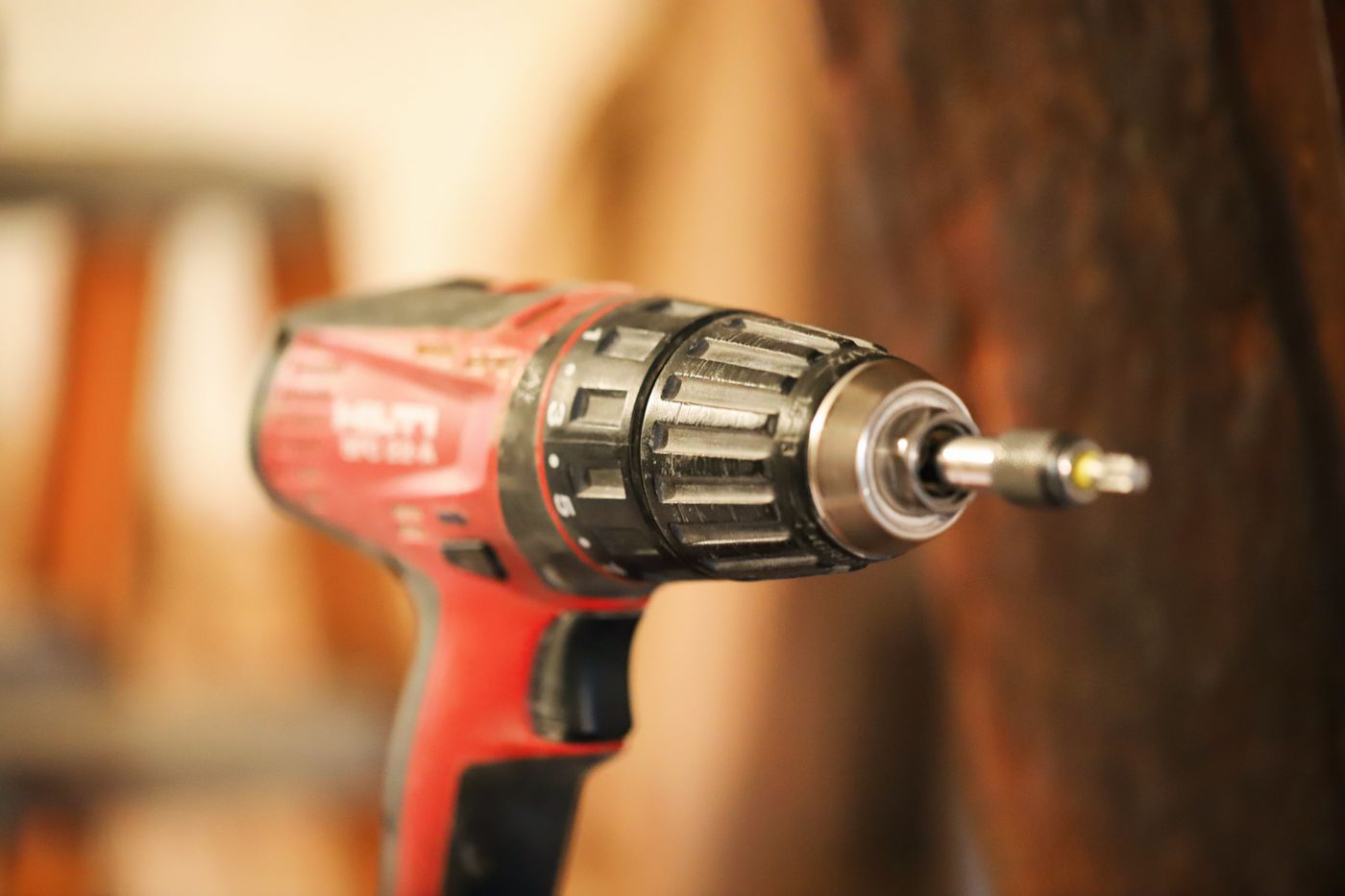 Gros plan d'une perceuse à percussion rouge - Comparatif marteau perforateur 2026