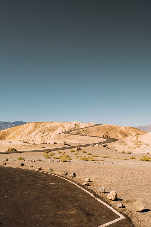 Ampia Strada Tortuosa Nel Deserto Sotto Il Cielo Blu