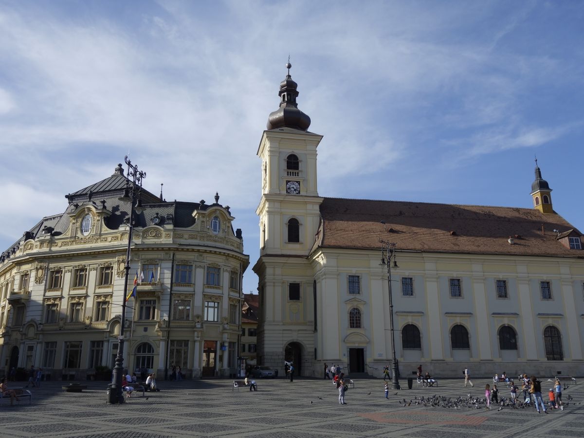 Sibiu - Piața Mare cu arhitectura istorică într-o zi senină