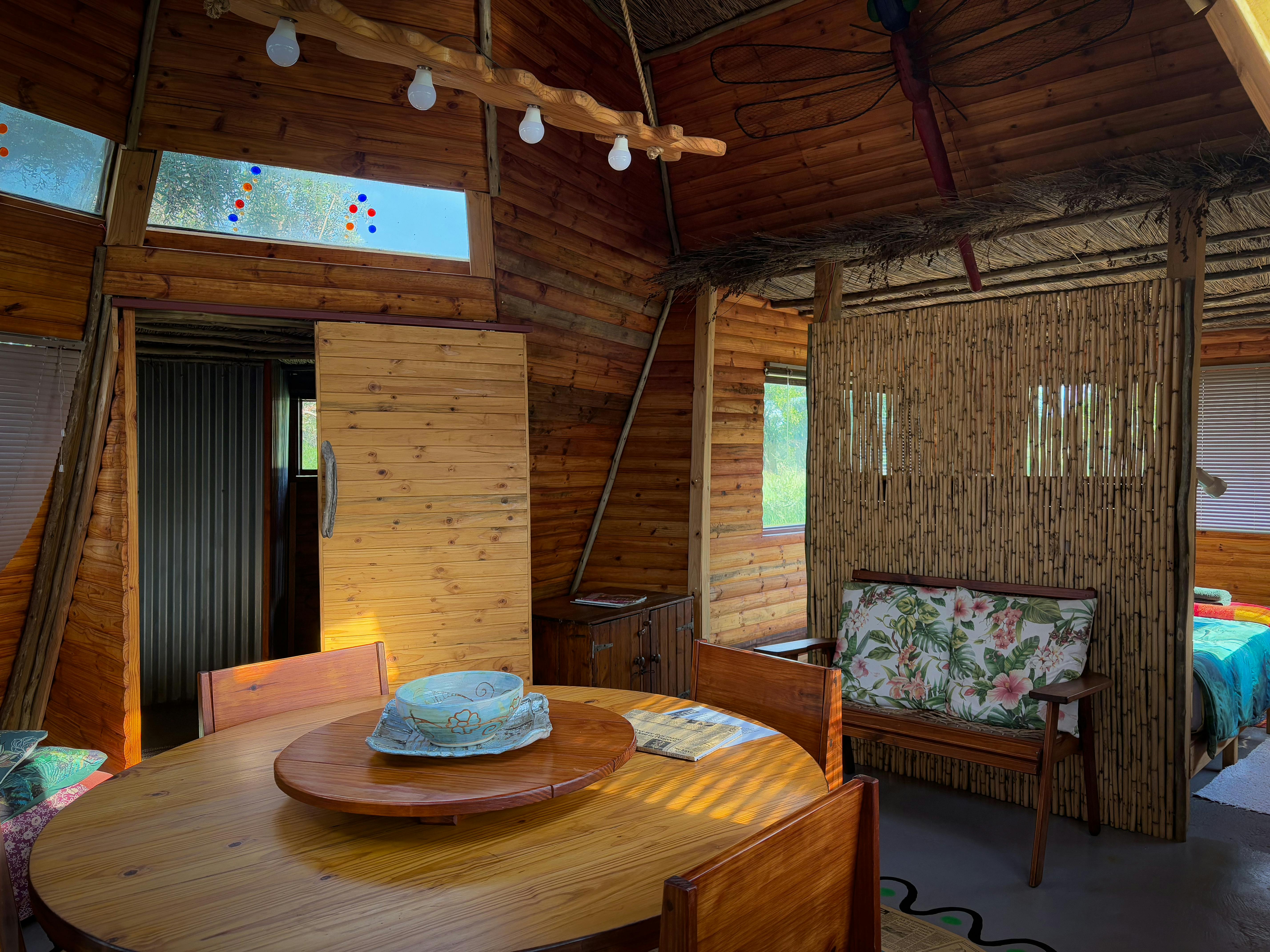Intérieur de cabine en bois chaleureux et accueillant avec un décor rustique et des éléments naturels.