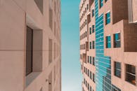 捕捉奥斯陆现代建筑的结构，展现时尚设计与晴朗天空