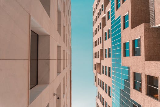 捕捉奥斯陆现代建筑的结构，展现时尚设计与晴朗天空