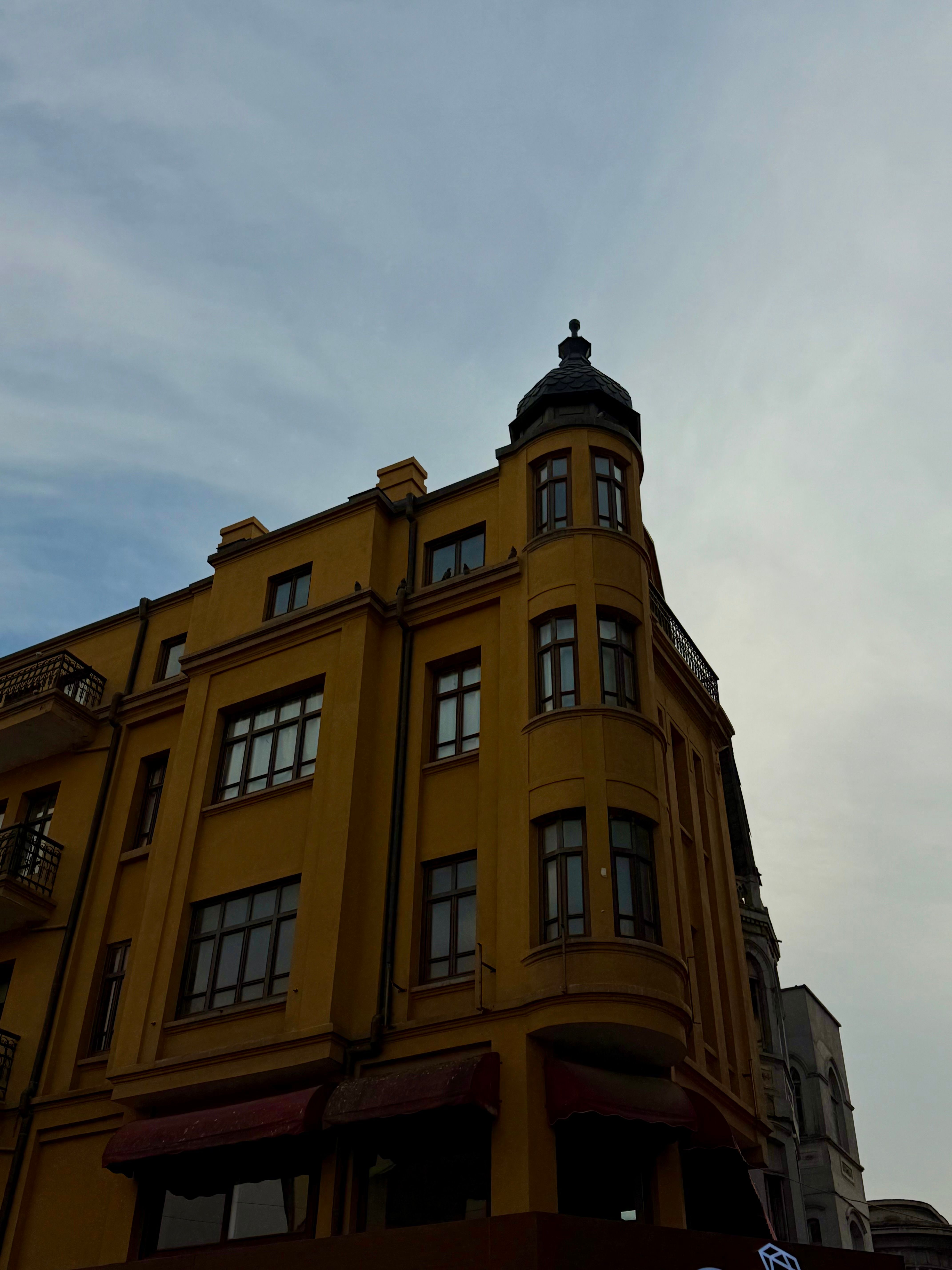 Charming Yellow Building in Urban Streetscape · Free Stock Photo