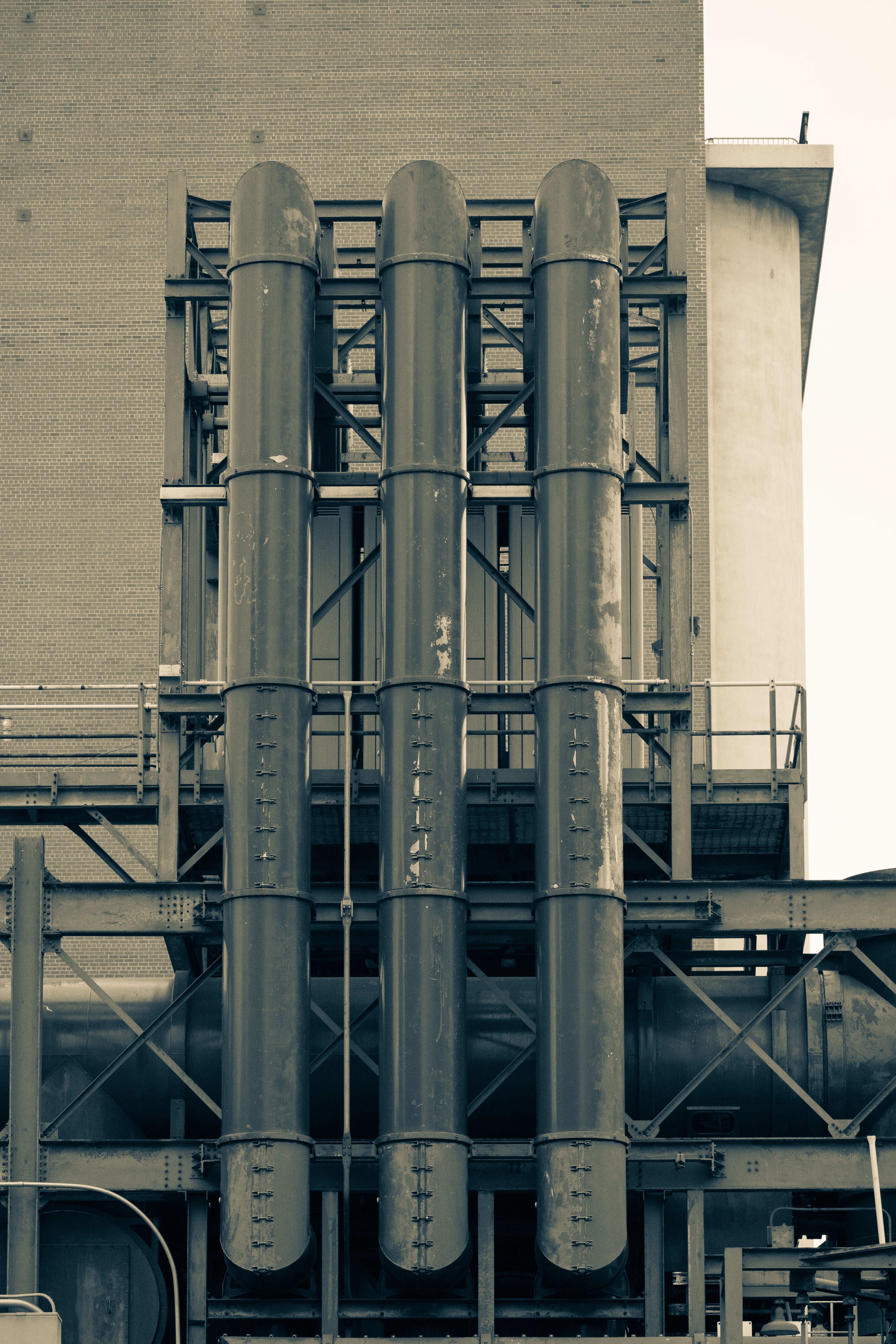 Gratis Detaljeret visning af industrielle rør og metalliske rammer, der viser bymaskiner i New York. Lagerfoto