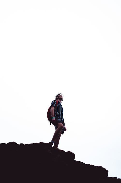 Mann Oben Auf Felsen In Der Hochwinkelfotografie