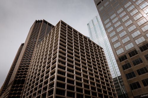 Free View of contemporary skyscrapers in Chicago under a cloudy sky, showcasing modern architecture. Stock Photo