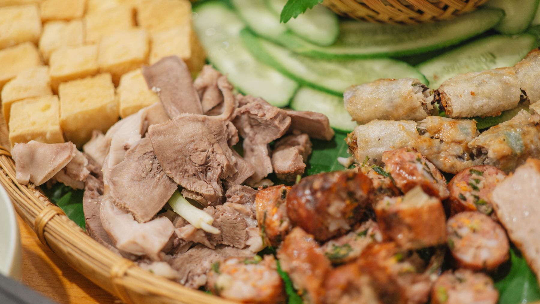 Un vivace piatto vietnamita con pietanze tradizionali come involtini primavera e salsicce.
