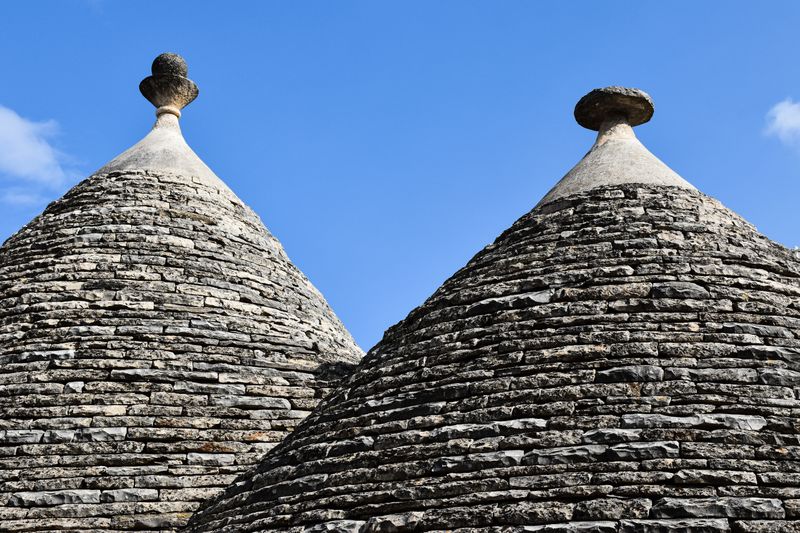 Terasă albă cu vedere spre Marea Adriatică în Puglia