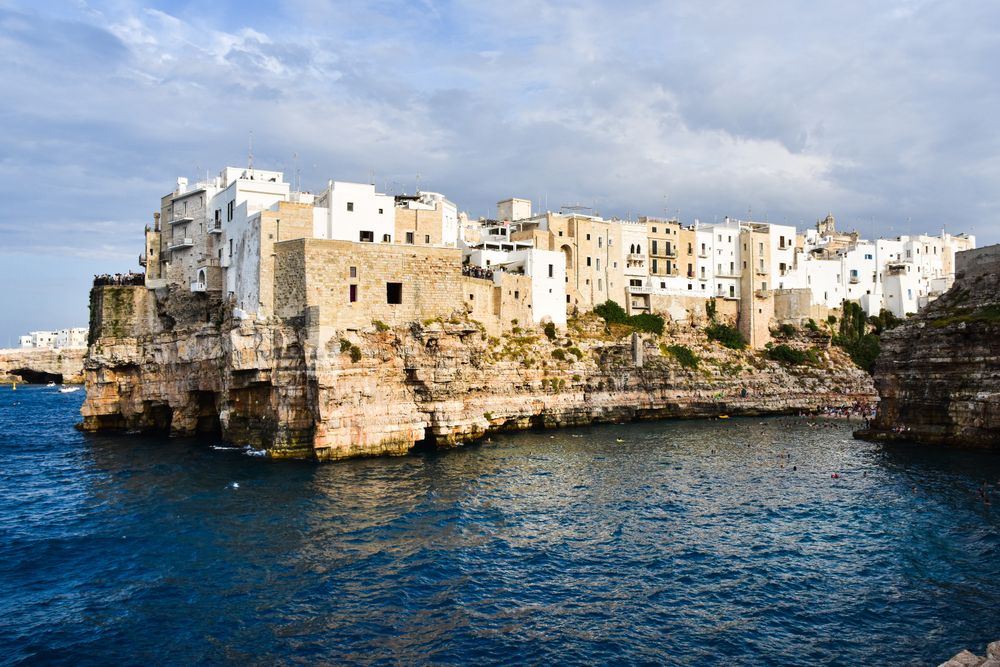 Polignano a Mare con casas blancas sobre acantilados del Adriático