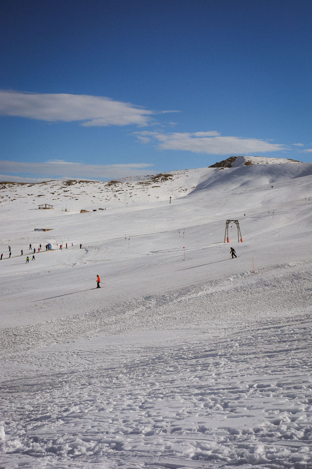 Skieurs sur un domaine enneigé, photo d’ambiance