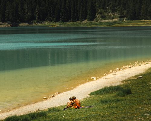 Free Couple enjoying a peaceful day by a serene lake in Žabljak, Montenegro. Stock Photo
