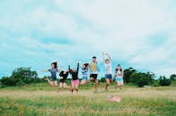 一群活泼的朋友在阳光明媚的户外享受跳投