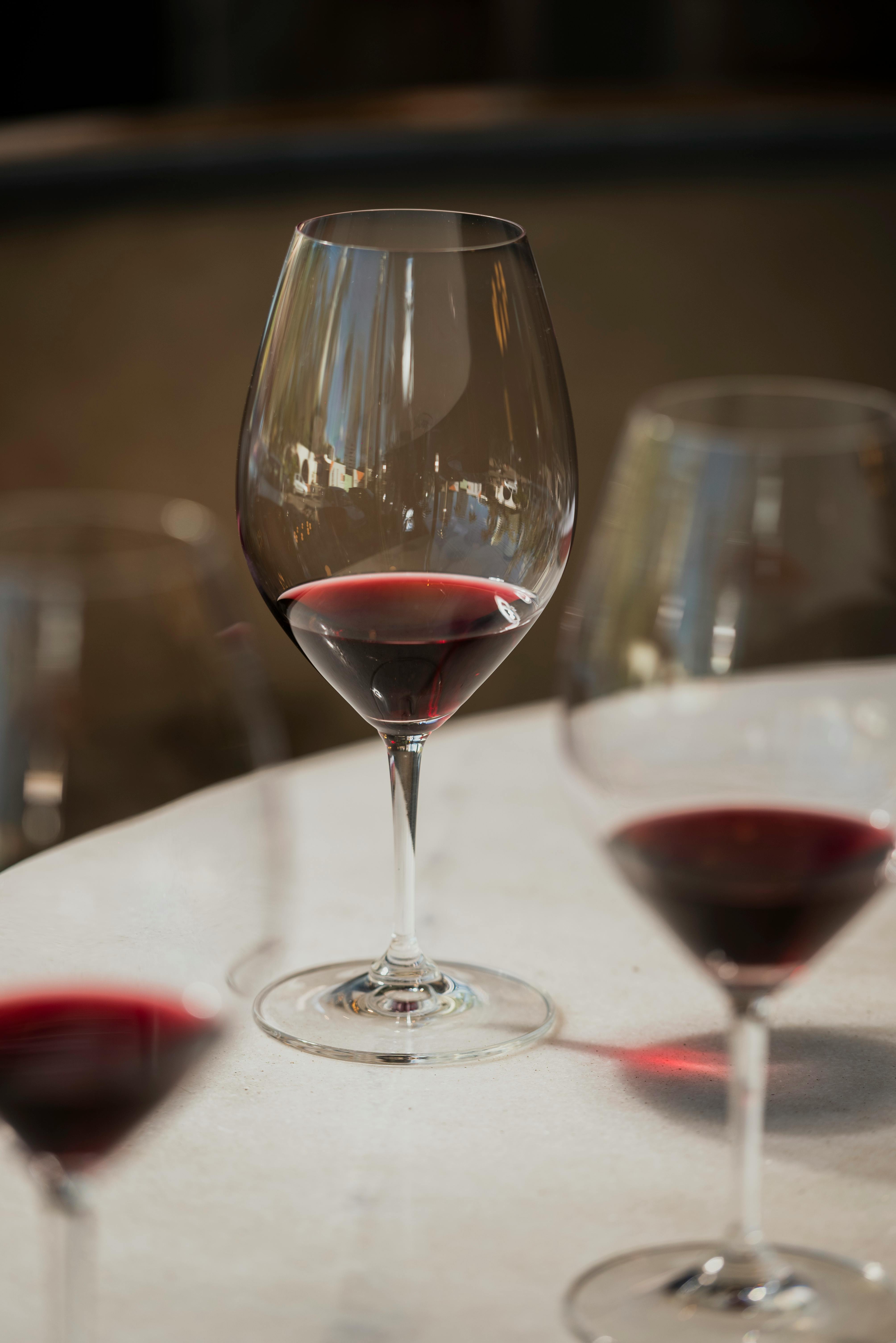 免費 酒杯特寫鏡頭用在桌上的紅酒。非常適合品酒主題。 圖庫相片