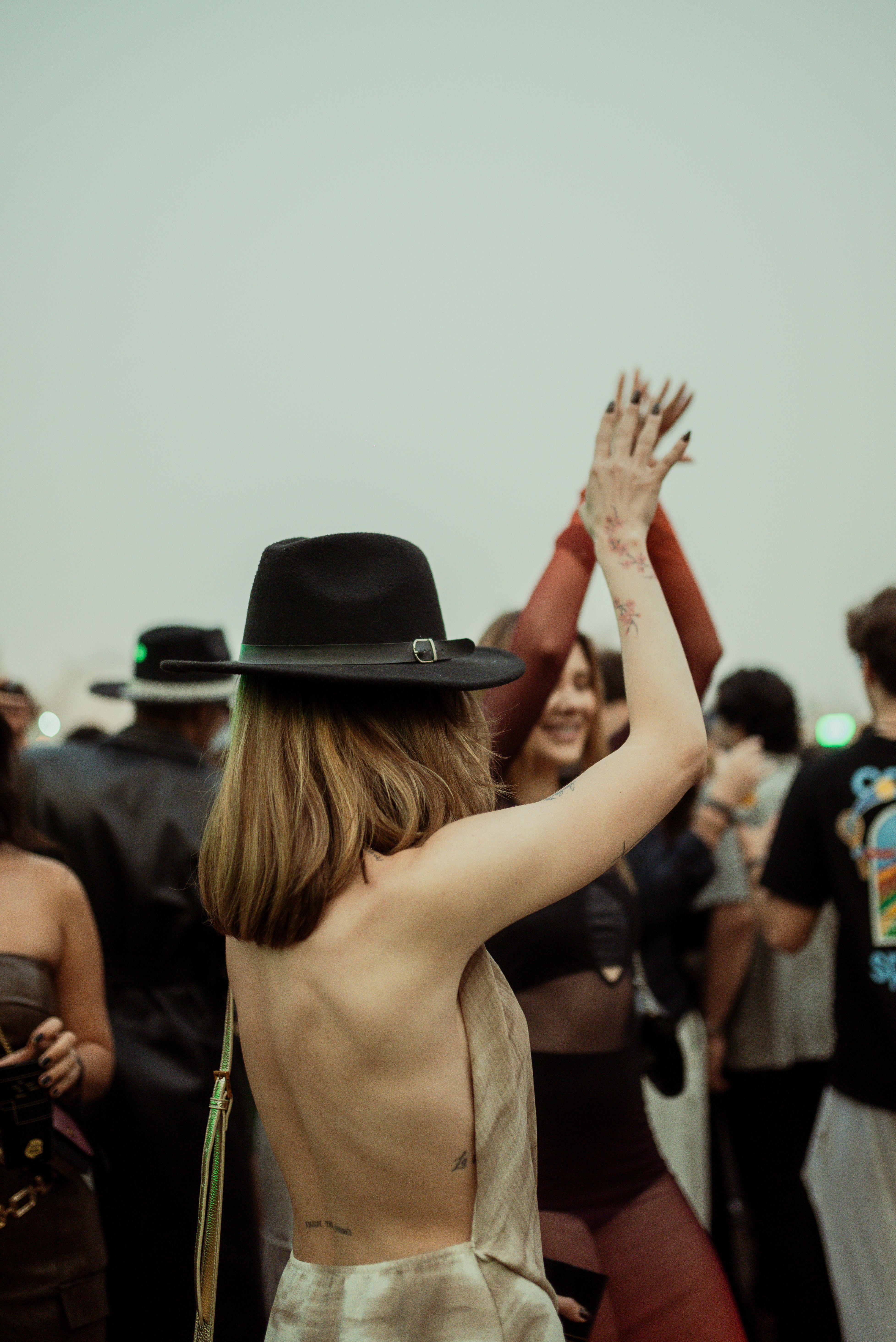 Mensen dansen buiten 's avonds — zo wordt het feest
