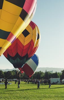 晴朗的天空中，户外节日的热气球充满活力地升起