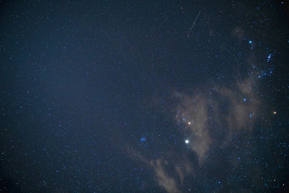 Fotomural Una vista impresionante de estrellas y nebulosas en el cielo nocturno de Costa Rica, perfecta para los aficionados a la astronomía.