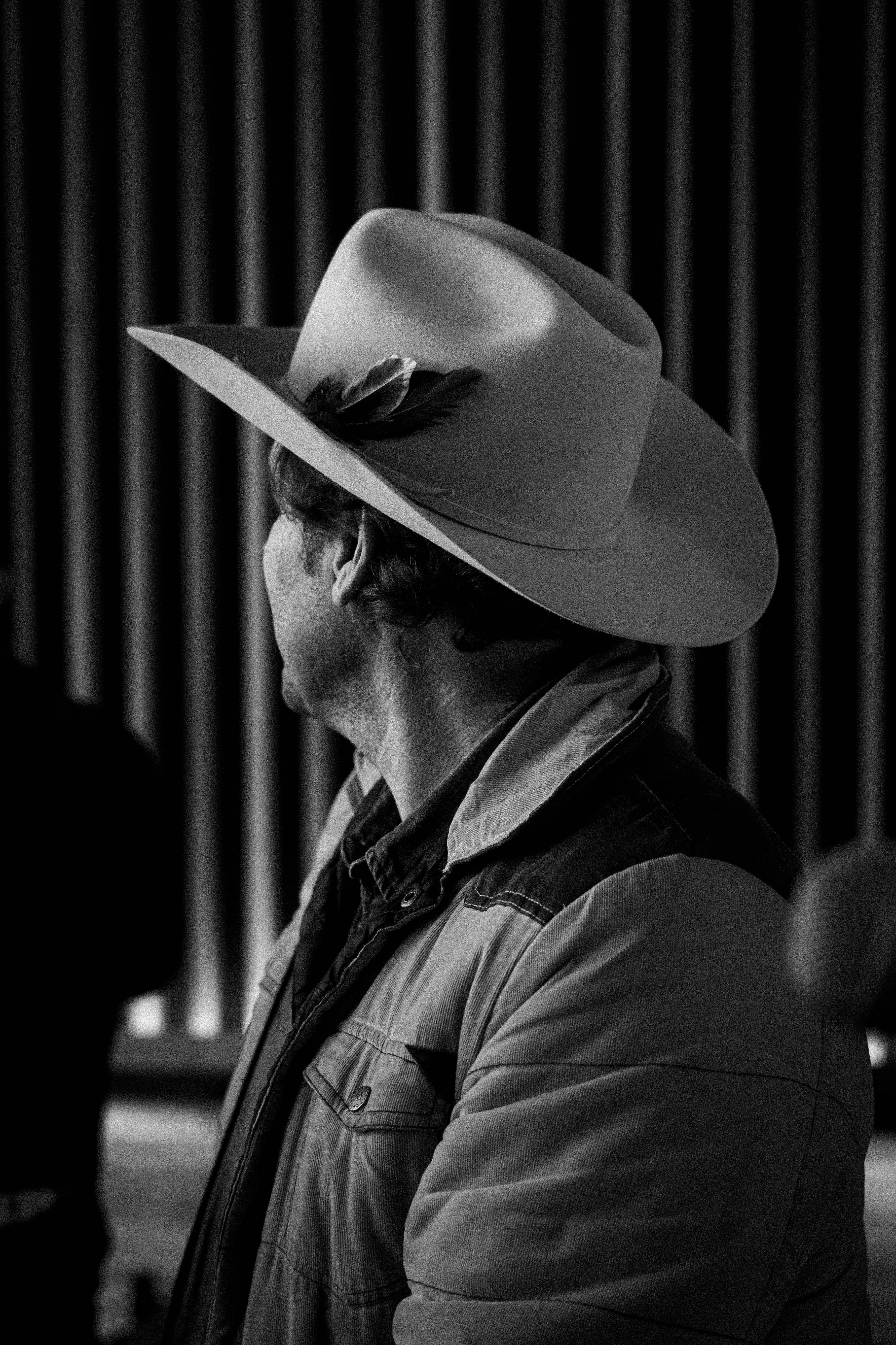 Retrato En Blanco Y Negro De Un Hombre Con Sombrero De Vaquero · Foto ...