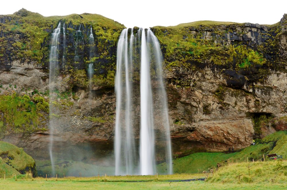 Cascada Seljalandsfoss căzând peste faleza verde, Coasta de Sud a Islandei