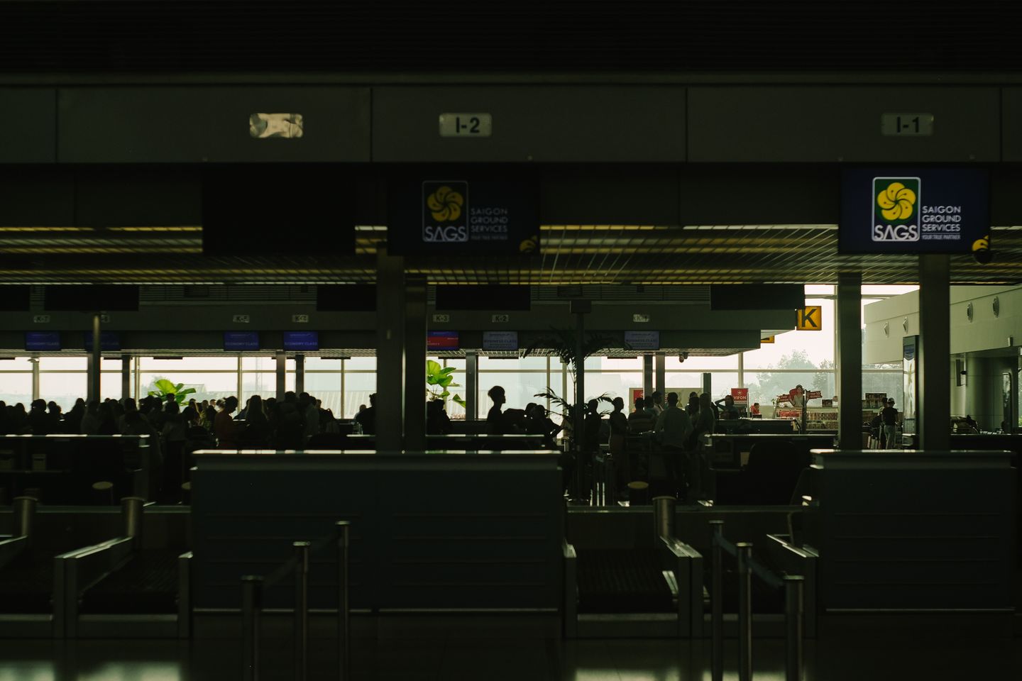 베트남 공항 체크인 카운터 앞에서 기다리는 여행객들의 실루엣