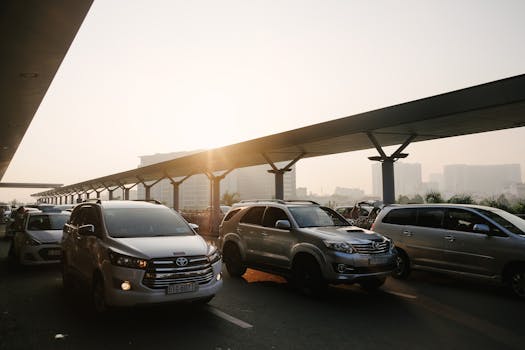 以天际线为背景，日出时繁忙的城市交通展示了城市生活