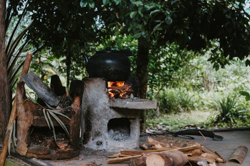 Cozinhando Em Uma Panela Preta Usando Lenha