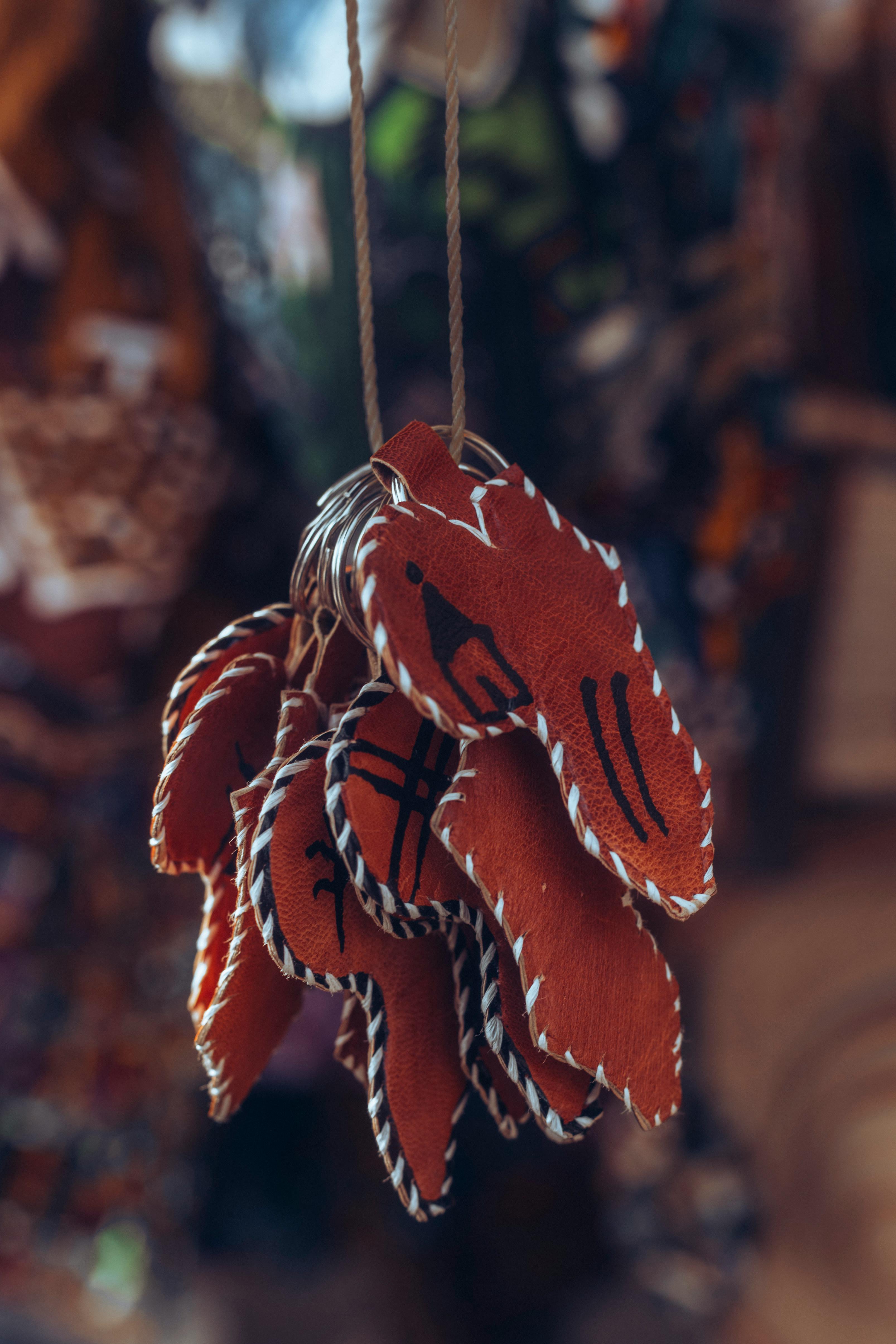 bezplatná Detailní záběr na svazek ručně vyráběných červených ozdob ve tvaru ryby se složitým prošíváním, které představují umělecké řemeslo. Základová fotografie