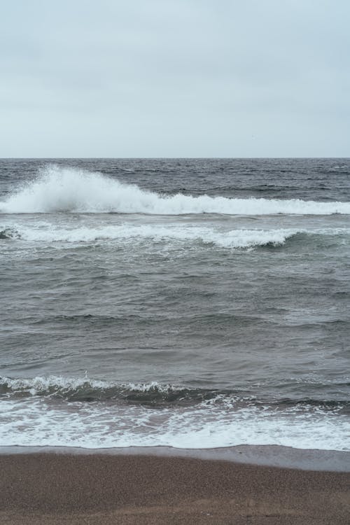 海洋中的海浪关闭了岸边