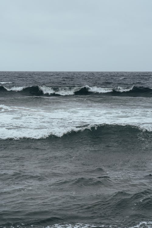 強い海の波のブレーキング