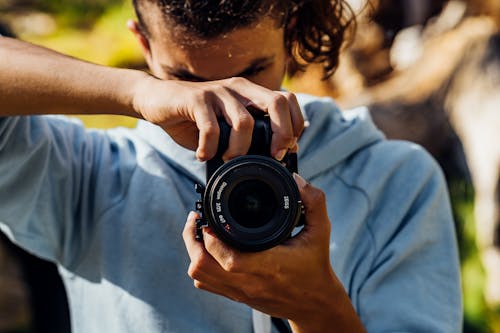 Een Jonge Man Met Behulp Van Een Zwarte Dslr Camera