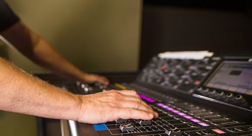 Nahaufnahme Der Hände Einer Person Auf Audio Mixer