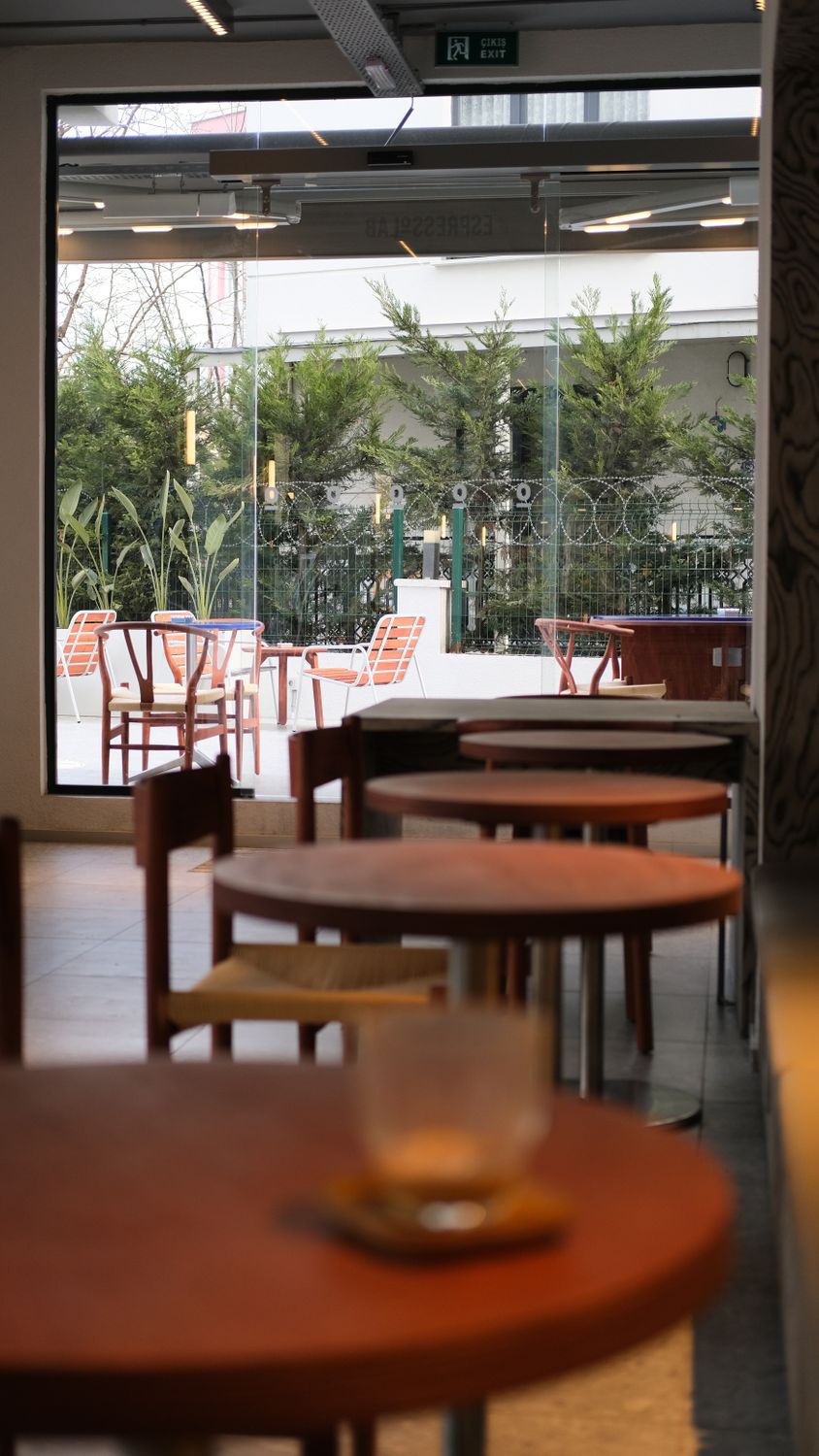 Gemütliches Café Im Innenbereich Mit Blick Auf Den Sitzbereich Im ...
