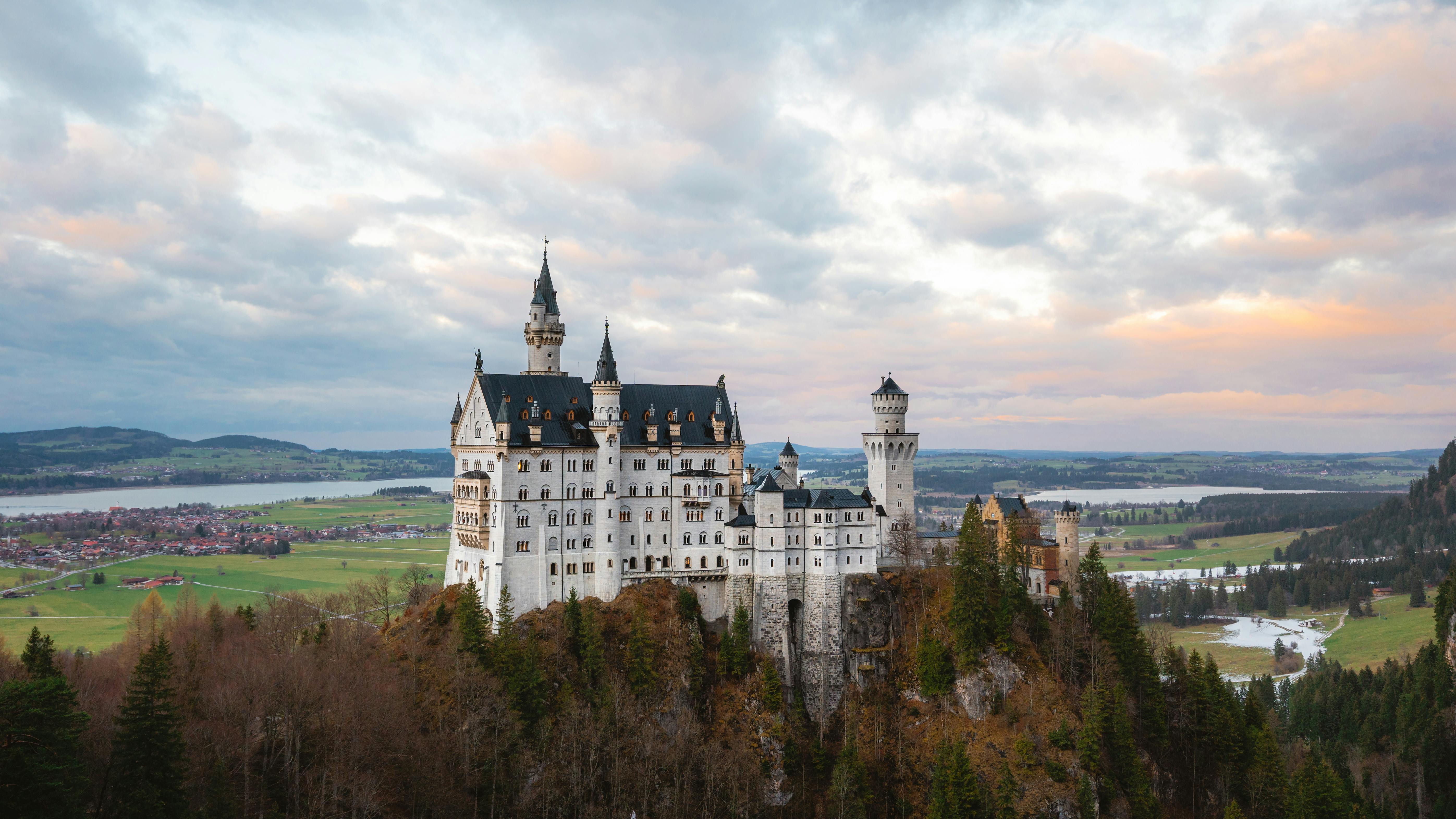 Fantasy RV Tours Featured on Discovery Channel TV Series — Photo by Dylan Chan on Pexels