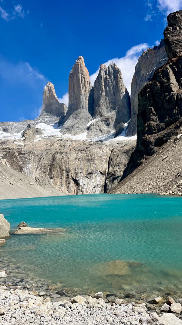 Las tres torres de granito de Torres del Paine reflejadas en el lago turquesa