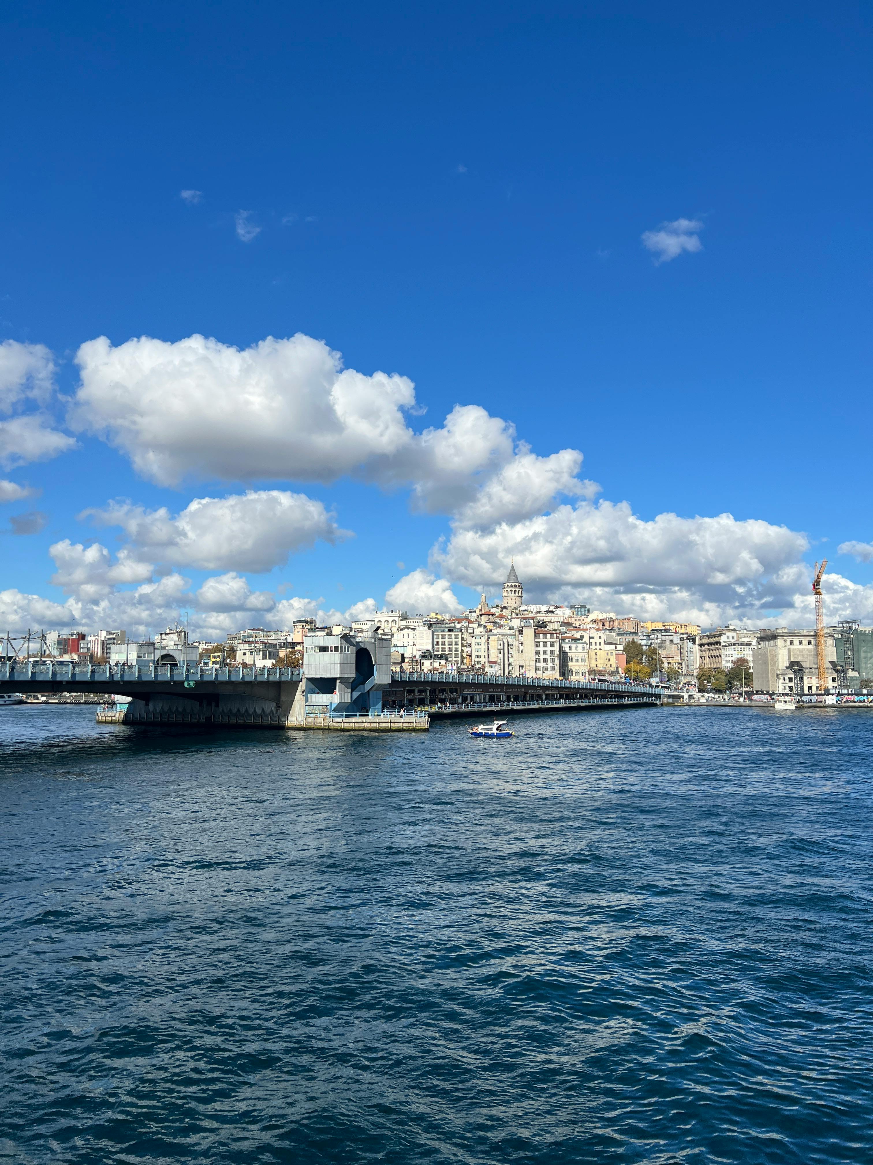 Gratuit Vue du pont de Galata traversant la Corne d'Or avec l'horizon d'Istanbul et le ciel bleu. Photos