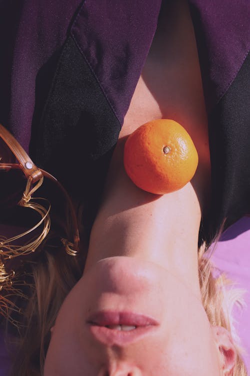 여자의 목에 오렌지 과일