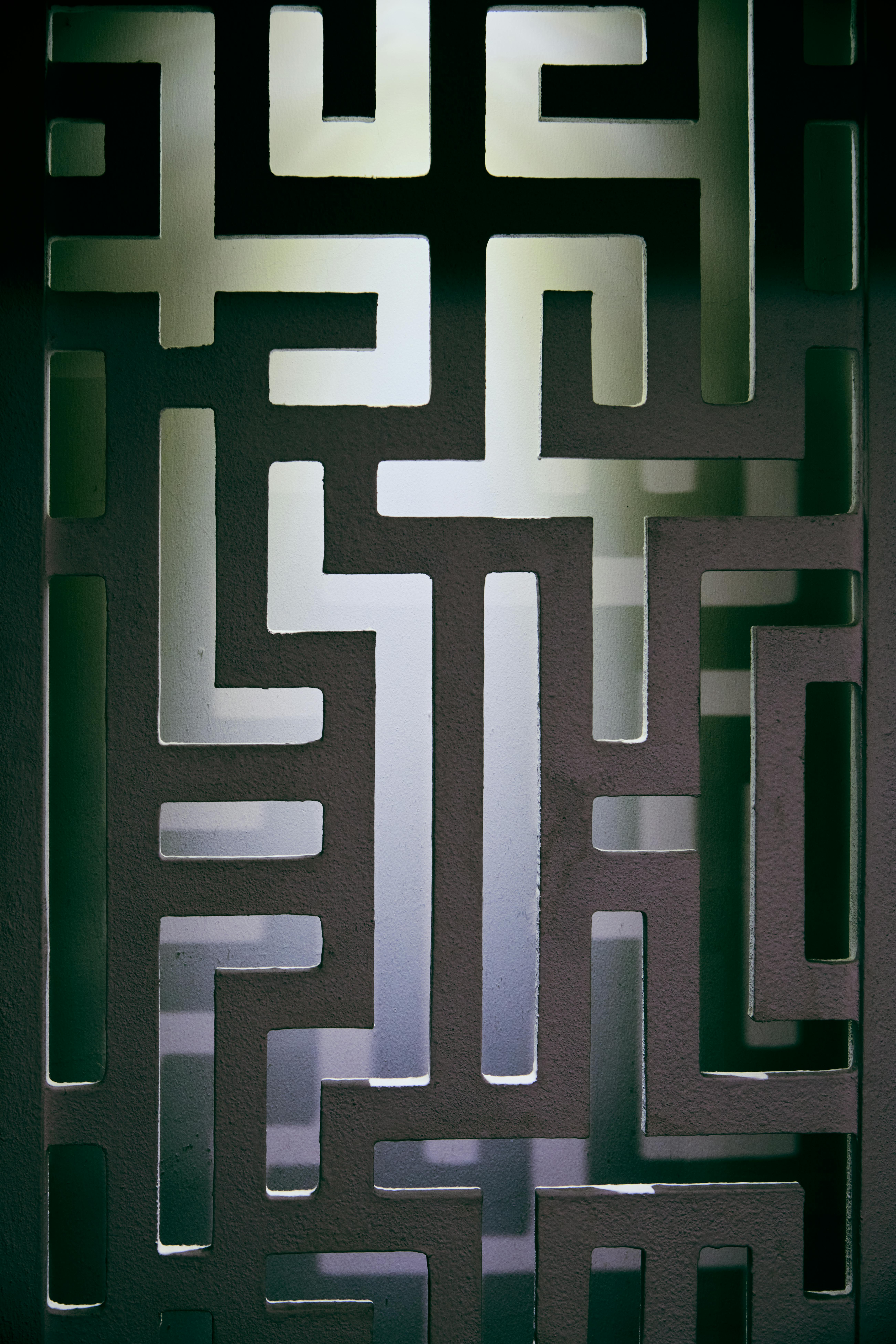 De franc Un panell abstracte modern amb patrons geomètrics, que ofereix un element de disseny elegant. Foto d'estoc